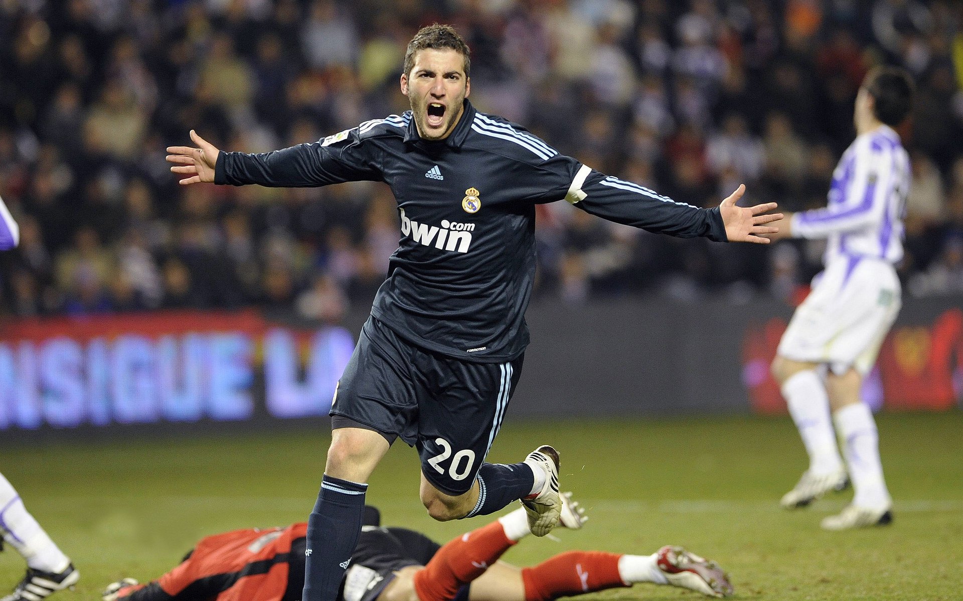 美国队不断突破，杜兰特连续二十场得分超过刷新纪录，观众掌声雷动